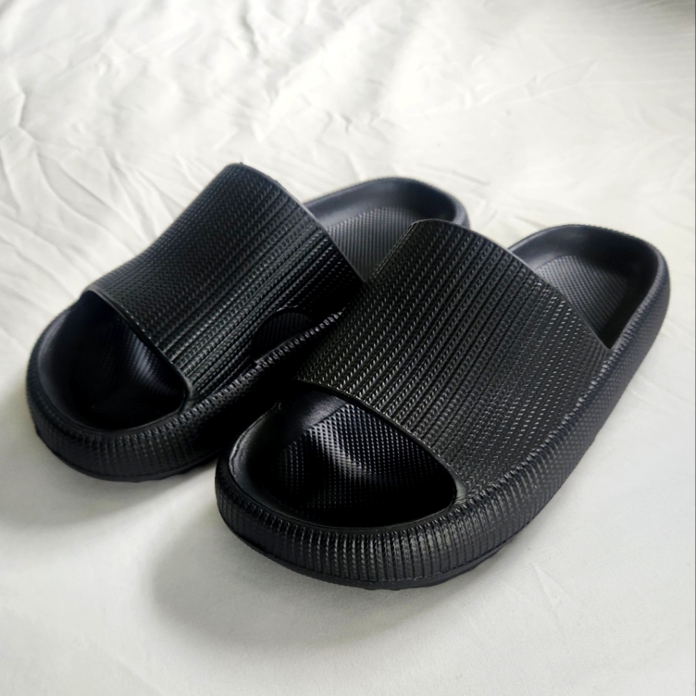 NWOT Black Cloudies Slide Sandals